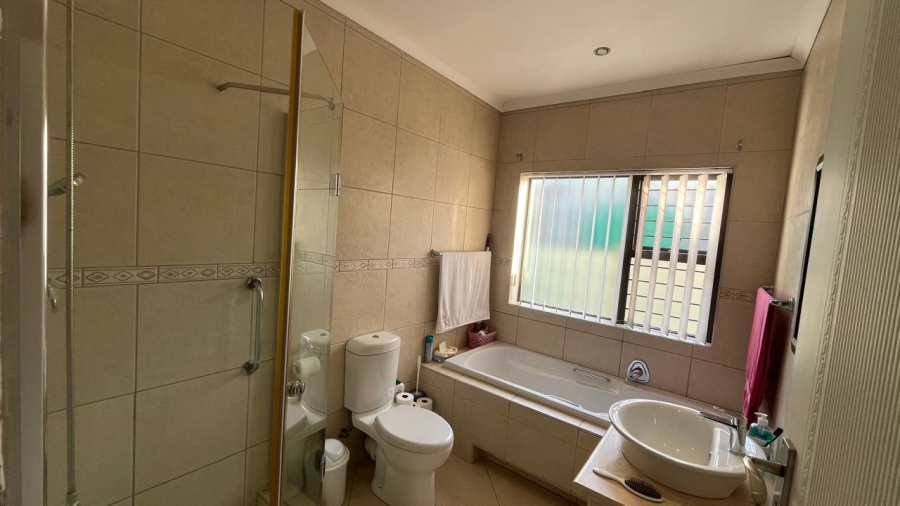 3 Bedroom Property for Sale in Wavecrest Eastern Cape